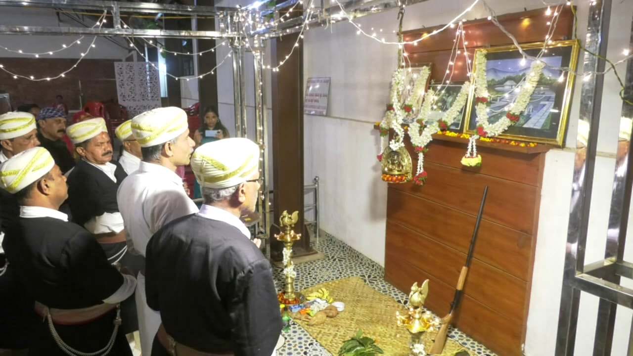 ಮುಂಗಾರು ಆರಂಭದಲ್ಲಿ ಗದ್ದೆಯನ್ನು ಉತ್ತು-ಬಿತ್ತಿ ಕಟಾವಿನ ಹಂತಕ್ಕೆ ತಂದ ಕೊಡಗಿನವರು,  ಭೂ ದೇವಿಗೆ ಕೃತಜ್ಞತಾ ಪೂರ್ವಕವಾಗಿ  ಹಬ್ಬವನ್ನು ಆಚರಿಸಿಸುತ್ತಾರೆ. ಹುತ್ತರಿ ಎಂದರೆ ಹೊಸ ಅಕ್ಕಿ ಎಂದರ್ಥ. ಕೊಡಗಿನಲ್ಲಿ ಇದು ಪುತ್ತರಿ ಹಬ್ಬ ಎಂದೇ ಫೇಮಸ್. ಭತ್ತದ ಗದ್ದೆಯಿಂದ ಧಾನ್ಯಲಕ್ಷ್ಮಿಯನ್ನು ವಿಜೃಂಭಣೆಯಿಂದ ಮನೆಗೆ ತಂದು ತುಂಬಿಸಿಕೊಳ್ಳುವುದೇ ಹುತ್ತರಿ ಹಬ್ಬದ ವಿಶೇಷ. ಕೇರಳದ ಓಣಂ ಹಬ್ಬ ಕಳೆದು ಸರಿಯಾಗಿ ಮೂರು ತಿಂಗಳಲ್ಲಿ ಈ ಹಬ್ಬ ನಡೆಯುತ್ತದೆ. 
