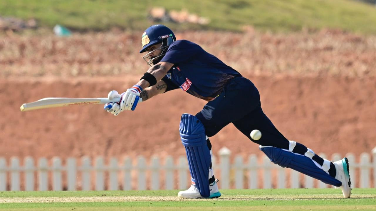 ಬರೋಬ್ಬರಿ 15 ವರ್ಷಗಳ ನಂತರ ವಿಜಯ್ ಹಜಾರೆ ಟ್ರೋಫಿಯಲ್ಲಿ ಕಣಕ್ಕಿಳಿದಿರುವ ವಿರಾಟ್ ಕೊಹ್ಲಿ ತಮ್ಮ ಇನ್ನಿಂಗ್ಸ್‌ನಲ್ಲಿ ಖಾತೆ ತೆರೆಯುತ್ತಿದ್ದಂತೆ ಸಚಿನ್ ತೆಂಡೂಲ್ಕರ್ ಅವರ ಸಾಧನೆಯನ್ನು ಪುನಾರವರ್ತಿಸಿದರು. ವಾಸ್ತವವಾಗಿ ಕೊಹ್ಲಿ ಒಂದು ರನ್‌ ಕಲೆಹಾಕುವ ಮೂಲಕ ಲಿಸ್ಟ್ ಎ ಕ್ರಿಕೆಟ್‌ನಲ್ಲಿ 16,000 ರನ್‌ಗಳನ್ನು ಪೂರ್ಣಗೊಳಿಸಿದರು.