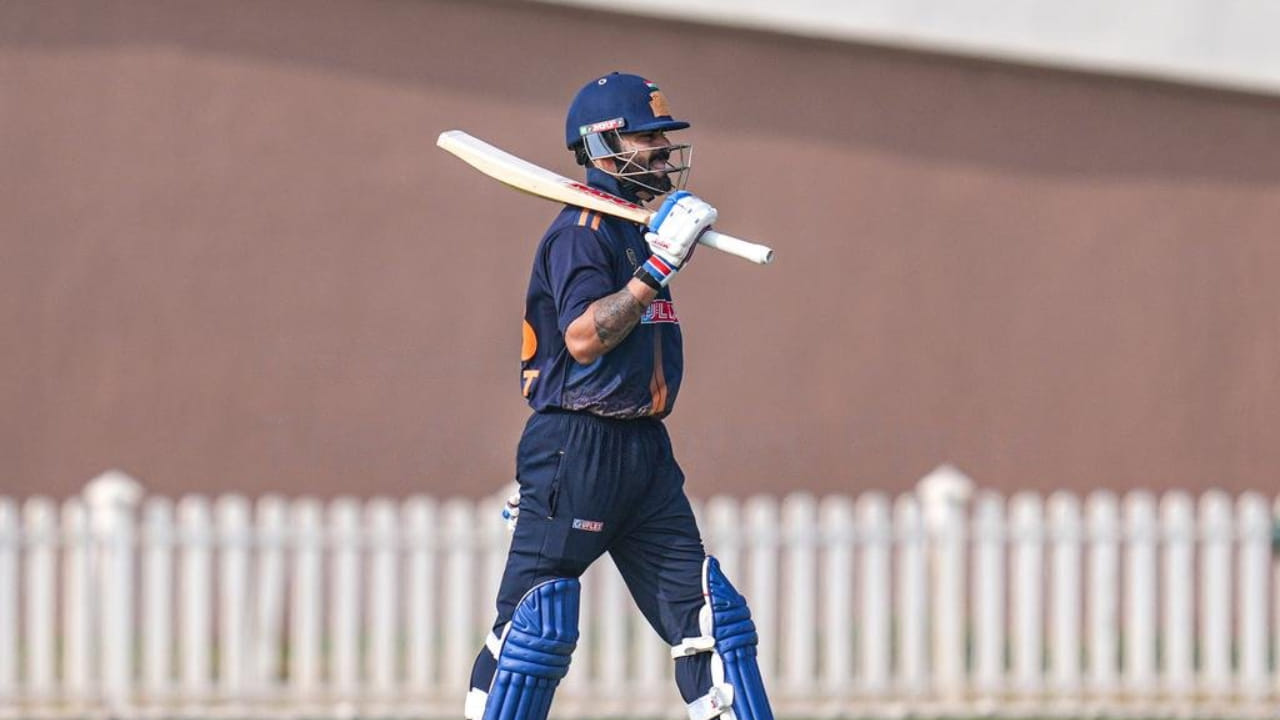 ಬೆಂಗಳೂರಿನಲ್ಲಿರುವ ಬಿಸಿಸಿಐನ ಸೆಂಟರ್ ಆಫ್ ಎಕ್ಸಲೆನ್ಸ್​ನಲ್ಲಿ ನಡೆದ ವಿಜಯ್ ಹಜಾರೆ ಟ್ರೋಫಿಯ ಎರಡನೇ ಪಂದ್ಯದಲ್ಲಿ ದೆಹಲಿ ತಂಡವು ಡಿಸೆಂಬರ್ 26 ರ ಶುಕ್ರವಾರದಂದು ಗುಜರಾತ್ ತಂಡವನ್ನು ಎದುರಿಸಿತು. ಈ ಪಂದ್ಯದಲ್ಲಿ ಮೊದಲು ಬ್ಯಾಟಿಂಗ್ ಮಾಡಿದ ದೆಹಲಿ ಪರ ಹಿಂದಿನ ಪಂದ್ಯದಲ್ಲಿ ಕೇವಲ 101 ಎಸೆತಗಳಲ್ಲಿ 131 ರನ್  ಬಾರಿಸಿದ್ದ ವಿರಾಟ್ ಕೊಹ್ಲಿ , ಈ ಪಂದ್ಯದಲ್ಲೂ ಅಮೋಘ ಬ್ಯಾಟಿಂಗ್ ಪ್ರದರ್ಶಿಸಿದರು.
