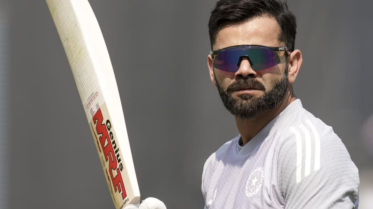 ಅದೇ ರೀತಿ, ವಿರಾಟ್ ಕೊಹ್ಲಿ ಅವರ ಪ್ರದರ್ಶನವನ್ನು ಪರಿಗಣಿಸಿದರೆ, ಅವರು ವಿಜಯ್ ಹಜಾರೆ ಟ್ರೋಫಿಯ 13 ಪಂದ್ಯಗಳಲ್ಲಿ 68.25 ಸರಾಸರಿ ಮತ್ತು 106.08 ಸ್ಟ್ರೈಕ್ ರೇಟ್‌ನಲ್ಲಿ 819 ರನ್ ಗಳಿಸಿದ್ದಾರೆ. ಈ ಅವಧಿಯಲ್ಲಿ, ಅವರು ನಾಲ್ಕು ಶತಕಗಳು ಮತ್ತು ಮೂರು ಅರ್ಧಶತಕಗಳನ್ನು ಸಿಡಿಸಿದ್ದಾರೆ. ವಿರಾಟ್ ಈ ಪಂದ್ಯಾವಳಿಯಲ್ಲಿ ಕೊನೆಯ ಬಾರಿಗೆ 2009-10ರಲ್ಲಿ ಆಡಿದ್ದರು. ಆ ಆವೃತ್ತಿಯಲ್ಲಿ ಅವರು ಆಡಿದ ಐದು ಇನ್ನಿಂಗ್ಸ್‌ಗಳಲ್ಲಿ 229 ರನ್ ಗಳಿಸಿದ್ದರು.
