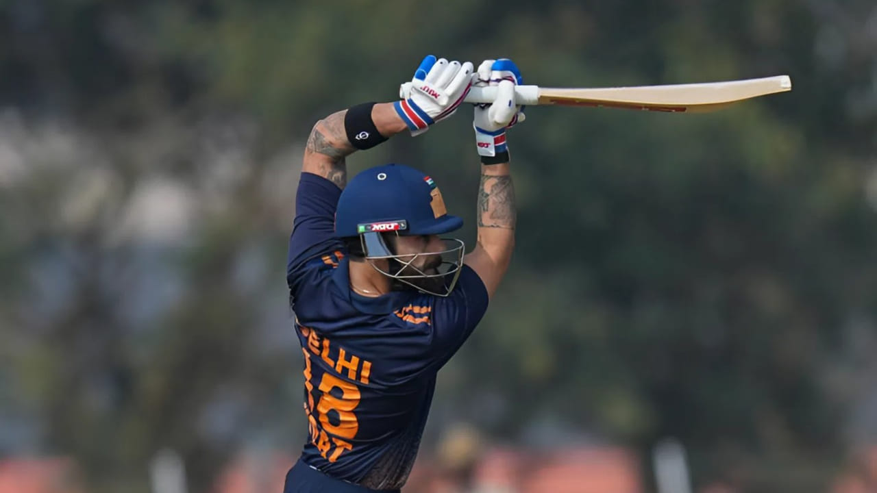 ಸುಮಾರು 15 ವರ್ಷಗಳ ನಂತರ ವಿಜಯ್ ಹಜಾರೆ ಟ್ರೋಫಿಯಲ್ಲಿ ಆಡುತ್ತಿರುವ ಟೀಂ ಇಂಡಿಯಾದ ಸೂಪರ್‌ಸ್ಟಾರ್ ಬ್ಯಾಟ್ಸ್‌ಮನ್ ವಿರಾಟ್ ಕೊಹ್ಲಿ ತಮ್ಮ ಅತ್ಯುತ್ತಮ ಫಾರ್ಮ್​ ಅನ್ನು ಮುಂದುವರೆಸಿದ್ದಾರೆ. ದೆಹಲಿ ತಂಡದ ಪರ ಆಡುತ್ತಿರುವ ವಿರಾಟ್ ತಮ್ಮ ಮೊದಲ ಪಂದ್ಯದಲ್ಲೇ ಅದ್ಭುತ ಶತಕ ಬಾರಿಸಿದರೆ, ಪಂದ್ಯಾವಳಿಯ ತಮ್ಮ ಎರಡನೇ ಪಂದ್ಯದಲ್ಲಿ ಕೇವಲ 29 ಎಸೆತಗಳಲ್ಲಿ ಅರ್ಧಶತಕ ಬಾರಿಸಿದರು.