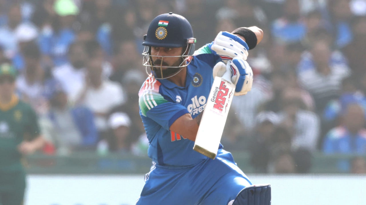 ಸರಣಿ ಶ್ರೇಷ್ಠ ಪ್ರಶಸ್ತಿಯನ್ನು ಗೆದ್ದ ನಂತರ ಮಾತನಾಡಿದ ವಿರಾಟ್ ಕೊಹ್ಲಿ, ‘ಪ್ರಾಮಾಣಿಕವಾಗಿ ಹೇಳಬೇಕೆಂದರೆ, ಈ ಸರಣಿಯಲ್ಲಿ ನಾನು ಆಡಿದ ರೀತಿ ನನಗೆ ಸಂತೋಷ ನೀಡಿದೆ. ಈಗ ನನ್ನ ಮನಸ್ಸಿನಲ್ಲಿ ಒಂದು ರೀತಿಯ ಸ್ವಾತಂತ್ರ್ಯವನ್ನು ಅನುಭವಿಸುತ್ತಿದ್ದೇನೆ. ಹೌದು ಕಳೆದ 2-3 ವರ್ಷಗಳಲ್ಲಿ ನಾನು ಈ ರೀತಿ ಬ್ಯಾಟಿಂಗ್ ಮಾಡಿಲ್ಲ.