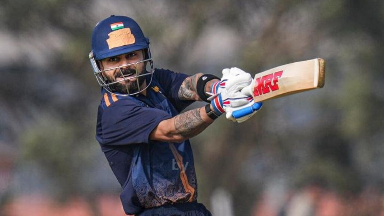 ಎರಡನೇ ಓವರ್‌ನಲ್ಲಿ ದೆಹಲಿ ಮತ್ತೊಮ್ಮೆ ತನ್ನ ಮೊದಲ ವಿಕೆಟ್ ಕಳೆದುಕೊಂಡಿತು. ಇದರಿಂದ ಬೇಗನೇ ಕ್ರೀಸ್​ಗಿಳಿದ ವಿರಾಟ್ ಕೊಹ್ಲಿ ಬೌಂಡರಿ ಬಾರಿಸುವ ಮೂಲಕ ತಮ್ಮ ಖಾತೆ ತೆರೆದರು. ಆ ನಂತರ ಬೌಂಡರಿಗಳ ಮಳೆ ಸುರಿಸಿದ ಕೊಹ್ಲಿ ಕೇವಲ 29 ಎಸೆತಗಳಲ್ಲಿ ಅರ್ಧಶತಕ ಪೂರೈಸಿದರು. ಇದು ವಿರಾಟ್ ಅವರ ಲಿಸ್ಟ್ ಎ ವೃತ್ತಿಜೀವನದ 85 ನೇ ಅರ್ಧಶತಕವಾಗಿದೆ ಎಂಬುದು ವಿಶೇಷ