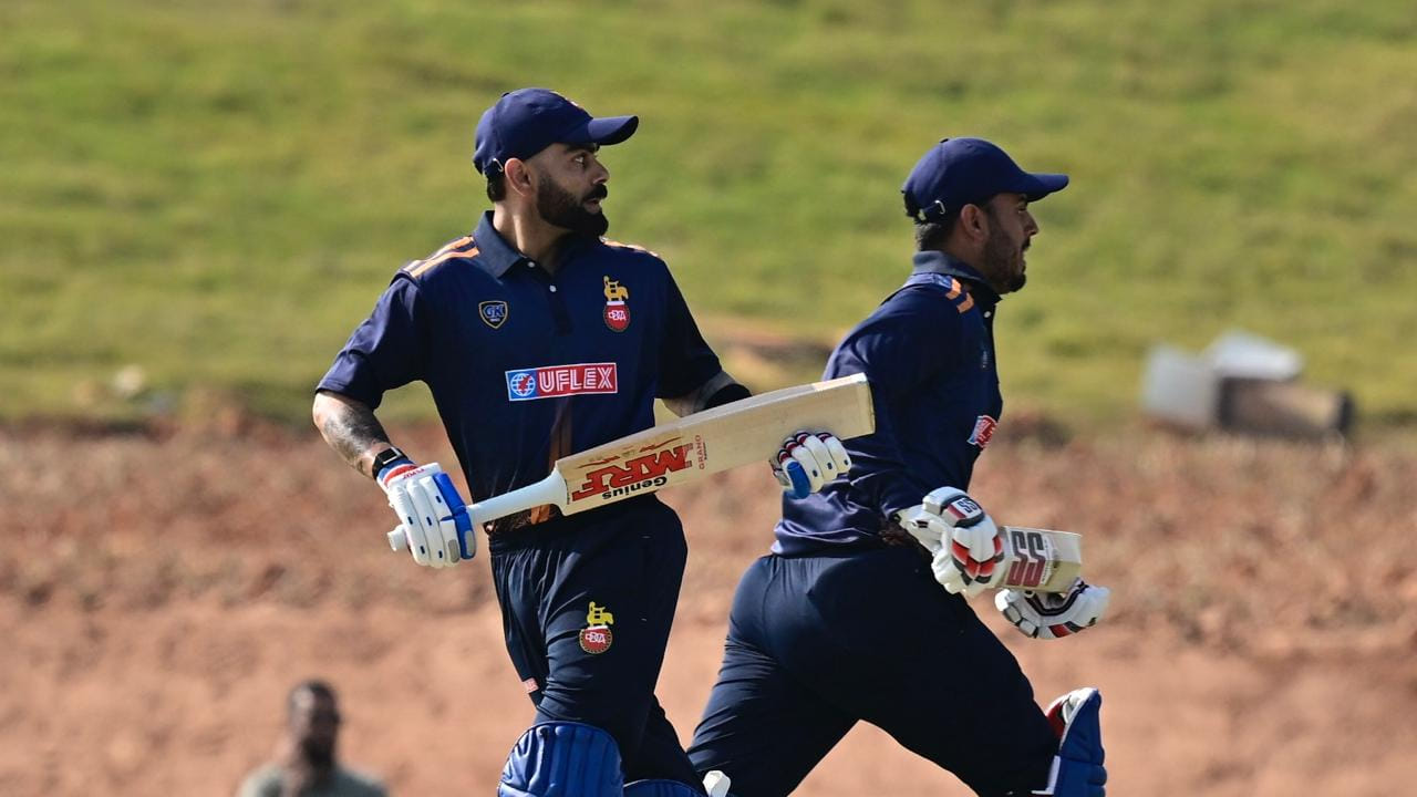 ಲಿಸ್ಟ್ ಎ ಕ್ರಿಕೆಟ್​ನಲ್ಲಿ 16,000 ರನ್ ಗಳಿಸಿದ ಎರಡನೇ ಭಾರತೀಯ ಕ್ರಿಕೆಟಿಗ ಎಂಬ ಹೆಗ್ಗಳಿಕೆಗೆ ವಿರಾಟ್ ಕೊಹ್ಲಿ ಪಾತ್ರರಾಗಿದ್ದಾರೆ. ತಮ್ಮ 343 ನೇ ಪಂದ್ಯದಲ್ಲಿ ಈ ಸಾಧನೆ ಮಾಡಿರುವ ವಿರಾಟ್ ಈ ಹಿಂದೆ ಸಚಿನ್ ತೆಂಡೂಲ್ಕರ್ ಹೊಂದಿದ್ದ ಮೈಲಿಗಲ್ಲನ್ನು ಮೀರಿದ್ದಾರೆ. ಲಿಸ್ಟ್ ಎ ಕ್ರಿಕೆಟ್​ನಲ್ಲಿ 16,000 ರನ್ ಕಲೆಹಾಕಿದ ಮೊದಲ ಭಾರತೀಯ ಸಚಿನ್ ತೆಂಡೂಲ್ಕರ್.