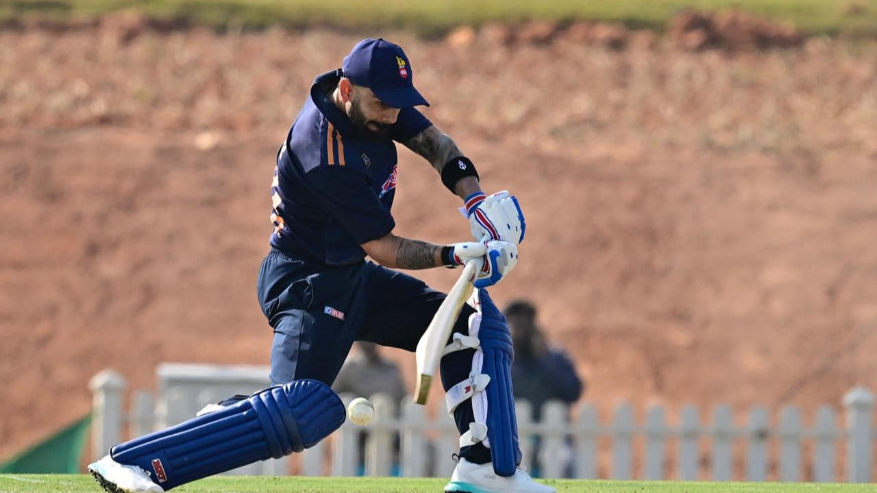 ವಿರಾಟ್ ಕೊಹ್ಲಿ 15 ವರ್ಷಗಳ ನಂತರ ವಿಜಯ್ ಹಜಾರೆ ಟ್ರೋಫಿಯಲ್ಲಿ ಆಡುತ್ತಿದ್ದಾರೆ. ಕೊನೆಯ ಬಾರಿಗೆ ಈ ಪಂದ್ಯಾವಳಿಯಲ್ಲಿ 2010-11ರಲ್ಲಿ ಆಡಿದ್ದ ಕೊಹ್ಲಿ ಇದೀಗ ಆಡಿದ ಮೊದಲ ಪಂದ್ಯದಲ್ಲೇ ಸಚಿನ್ ತೆಂಡೂಲ್ಕರ್ ಅವರ ದಾಖಲೆಯನ್ನು ಪುನಾರವರ್ತಿಸಿದ್ದಾರೆ. ಕೊಹ್ಲಿಗೆ, ಪ್ರಸ್ತುತ ವಿಜಯ್ ಹಜಾರೆ ಟ್ರೋಫಿಯು 2027 ರ ಜನವರಿಯಲ್ಲಿ ನಡೆಯಲಿರುವ ನ್ಯೂಜಿಲೆಂಡ್ ವಿರುದ್ಧದ ಮುಂಬರುವ ಏಕದಿನ ಸರಣಿಗೆ ಸಿದ್ಧತೆಗಾಗಿ ನಿರ್ಣಾಯಕವಾಗಿದೆ.