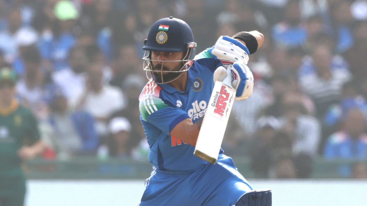 ಈ ಮೈದಾನ ವಿರಾಟ್ ಕೊಹ್ಲಿಗೆ ತುಂಬಾ ವಿಶೇಷವಾಗಿದೆ . ಈ ಮೈದಾನದಲ್ಲಿ ಇಲ್ಲಿಯವರೆಗೆ ಏಳು ಏಕದಿನ ಪಂದ್ಯಗಳನ್ನು ಆಡಿರುವ ಕೊಹ್ಲಿ, 97.83 ಸರಾಸರಿಯಲ್ಲಿ 587 ರನ್ ಗಳಿಸಿದ್ದಾರೆ.ಇದರಲ್ಲಿ ಮೂರು ಶತಕಗಳು ಮತ್ತು ಎರಡು ಅರ್ಧಶತಕಗಳು ಸೇರಿವೆ. ಇದಲ್ಲದೆ, ಕೊಹ್ಲಿ ವಿಶಾಖಪಟ್ಟಣದಲ್ಲಿ ಆಡಿರುವ ಎರಡು ಟೆಸ್ಟ್ ಪಂದ್ಯಗಳಲ್ಲಿ ಒಂದು ಶತಕ ಮತ್ತು ಒಂದು ಅರ್ಧಶತಕದೊಂದಿಗೆ 299 ರನ್ ಗಳಿಸಿದ್ದಾರೆ.