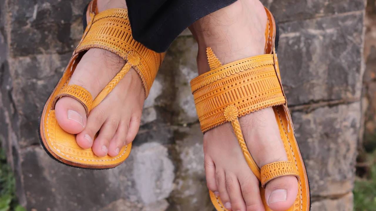 ಕರ್ನಾಟಕದ ಚರ್ಮಕಾರರಿಗೆ ಭರ್ಜರಿ ಆದಾಯ? ಕೊಲ್ಹಾಪುರಿ ಚಪ್ಪಲಿಗಾಗಿ ವಿಶ್ವಖ್ಯಾತ ಫ್ಯಾಷನ್ ಬ್ರ್ಯಾಂಡ್ ಪ್ರದಾ ಡೀಲ್