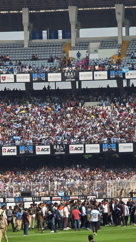 ಫ್ಯಾನ್ಸ್ ದಾಳಿಯಿಂದ ತಪ್ಪಿಸಿಕೊಳ್ಳಲು ಮೈದಾನದೊಳಗೆ ಓಡಿದ ಪೊಲೀಸರು