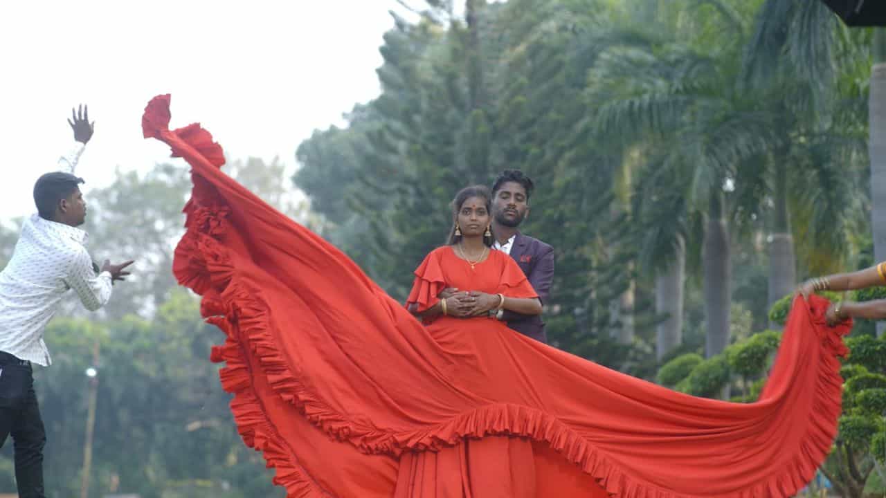ಅವರಿಬ್ಬರೂ ಬದುಕಿನ ಬಗ್ಗೆ ನೂರಾರು ಕನಸು ಕಟ್ಟಿಕೊಂಡಿದ್ದರು. ಜೊತೆಯಾಗಿ ಸಂತೋಷದಿಂದ ಬದುಕಿ ಬಾಳಬೇಕೆಂದು ಅಂದುಕೊಂಡಿದ್ದ ಅವರು, ಇನ್ನೊಂದು 12 ದಿನಗಳು ಕಳೆದರೆ ಸಪ್ತಪದಿಯನ್ನೂ ತುಳಿಯುತ್ತಿದ್ದರು. ಆದರೆ ಅಷ್ಟರಲ್ಲಾಗಲೇ ವಿಧಿ ಅವರ ಬಾಳಲ್ಲಿ ಚೆಲ್ಲಾಟ ಆಡಿದೆ. ಹಸೆಮಣೆ ಏರಬೇಕಿದ್ದ ಜೋಡಿ ಒಟ್ಟಿಗೆ ಪ್ರಾಣ ಬಿಟ್ಟಿದೆ.