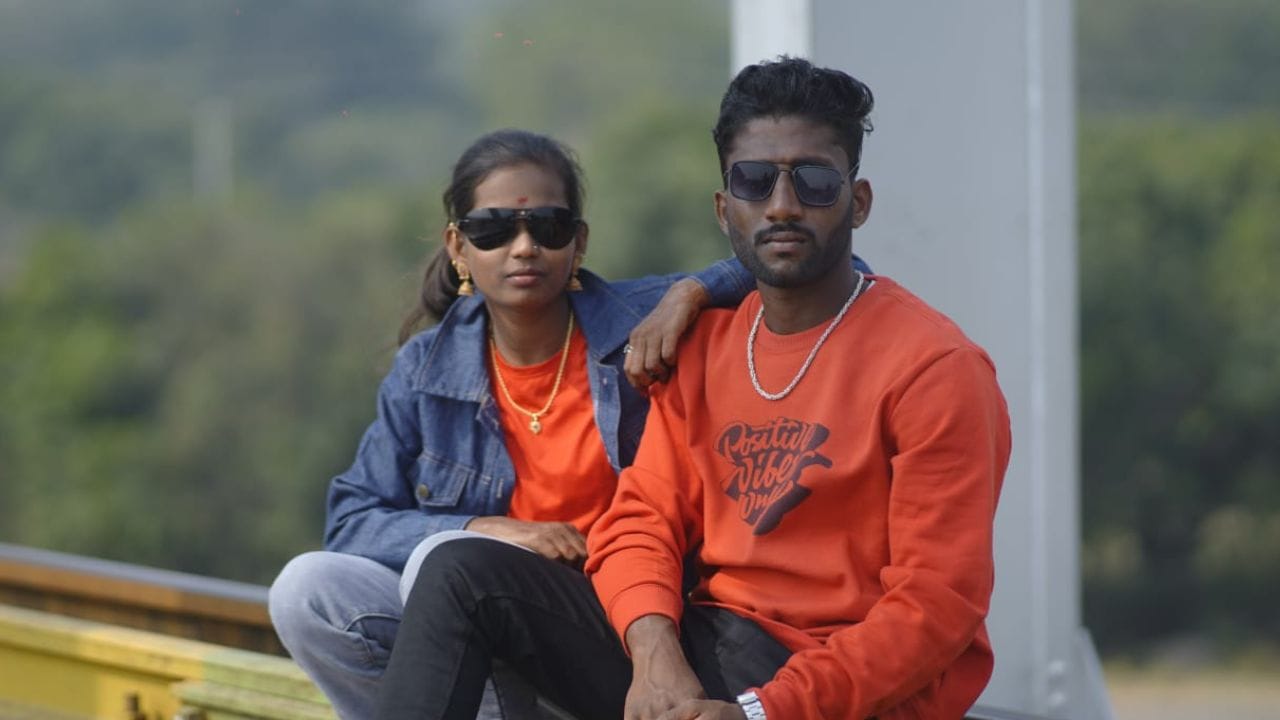 ಪ್ರಿ ವೆಡ್ಡಿಂಗ್ ಫೋಟೋ ಶೂಟ್ ಮುಗಿಸುಕೊಂಡು ಬರುತ್ತಿದ್ದ ಜೋಡಿಯೊಂದು ಭೀಕರ ಅಪಘಾತದಲ್ಲಿ ದಾರುಣವಾಗಿ ಸಾವನ್ನಪ್ಪಿರುವ ಘಟನೆ ಕೊಪ್ಪಳ ಜಿಲ್ಲೆಯ ಗಂಗಾವತಿ ತಾಲೂಕಿನ ಚಿಕ್ಕಬೆಣಕಲ್ ಗ್ರಾಮದ ಬಳಿ ನಡೆದಿದೆ. ಎದುರಿನಿಂದ ಬರ್ತಿದ್ದ ಲಾರಿಗೆ ಬೈಕ್ ಗುದ್ದಿದ ಪರಿಣಾಮ ಕರಿಯಪ್ಪ ಮಡಿವಾಳ (26) ಮತ್ತು ಕವಿತಾ (19) ಮೃತಪಟ್ಟಿದ್ದಾರೆ.