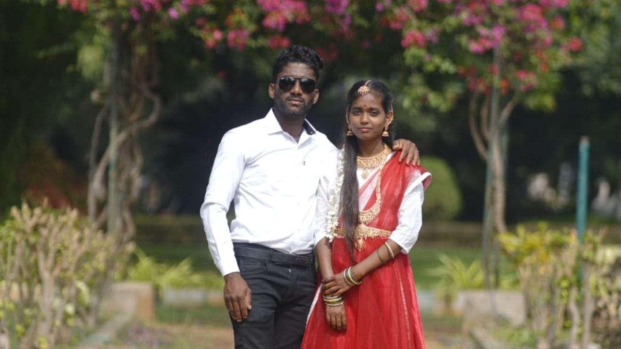 ಕೊಪ್ಪಳ ತಾಲೂಕಿನ ಹನುಮನಹಟ್ಟಿ ಗ್ರಾಮದ ಕರಿಯಪ್ಪ ಮಡಿವಾಳರ ಜೊತೆ ಕಾರಟಗಿ ತಾಲೂಕಿನ ಮುಷ್ಟೂರು ಗ್ರಾಮದ ಕವಿತಾ ಮದುವೆ ಇದೇ ತಿಂಗಳ 20ರಂದು ನಿಶ್ಚಯವಾಗಿತ್ತು. ಈ ಹಿನ್ನಲೆಯಲ್ಲಿ ನಿನ್ನೆ ಬೆಳಿಗ್ಗೆ ಪ್ರಿ ವೆಡ್ಡಿಂಗ್ ಫೋಟೋ ಶೂಟ್ ಮುಗಿಸಿಕೊಂಡು ಬರ್ತಿದ್ದ ವೇಳೆ ಇವರ ಬೈಕ್ ಎದುರಿನಿಂದ ಬರ್ತಿದ್ದ ಲಾರಿಗೆ ಡಿಕ್ಕಿಯಾಗಿದೆ.