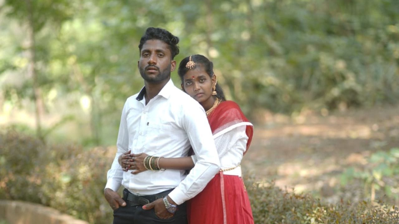 ಪಂಚರ್ ಆಗಿ ನಿಂತಿದ್ದ ಲಾರಿಯನ್ನು ಓವರ್ಟೇಕ್ ಮಾಡುವ ವೇಳೆ ಎದುರಿನಿಂದ ಬಂದ ಲಾರಿಗೆ ಬೈಕ್ ಡಿಕ್ಕಿಹೊಡೆದ ಪರಿಣಾಮ ಕವಿತಾ ಸ್ಥಳದಲ್ಲಿಯೇ ಮೃತಪಟ್ಟರೆ, ಕರಿಯಪ್ಪ ಆಸ್ಪತ್ರೆಗೆ ಸಾಗಿಸುವ ಮಾರ್ಗಮಧ್ಯೆ ಪ್ರಾಣಬಿಟ್ಟಿದ್ದಾರೆ. ಹೀಗಾಗಿ ಮದುವೆ ಸಂಭ್ರಮದಲ್ಲಿದ್ದ ಉಭಯ ಕುಟುಂಬಗಳು ಶೋಕ ಸಾಗರದಲ್ಲಿ ಮುಳುಗಿವೆ.