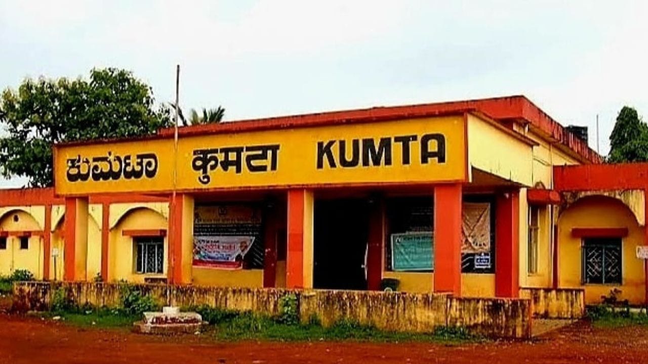 ಉತ್ತರ ಕನ್ನಡ ಜಿಲ್ಲೆಯ ಕರಾವಳಿ ತೀರದಲ್ಲಿರುವ ಕುಮಟಾ ಒಂದು ಸುಂದರವಾದ ಪಟ್ಟಣ ಮತ್ತು ತಾಲೂಕು ಕೇಂದ್ರ. ಕಡಲತೀರಗಳು, ಐತಿಹಾಸಿಕ ತಾಣಗಳು ಮತ್ತು ಸಾಂಸ್ಕೃತಿಕ ಪರಂಪರೆಗೆ ಈ ನಗರ ಹೆಸರುವಾಸಿ. ಜಗತ್ಪ್ರಸಿದ್ಧ ದೇಗುಲಗಳ ಜೊತೆಗೆ, ನೂರಾರು ಪ್ರವಾಸಿ ತಾಣಗಳು ಕುಮಟಾ ತಾಲೂಕಿನಲ್ಲಿವೆ.