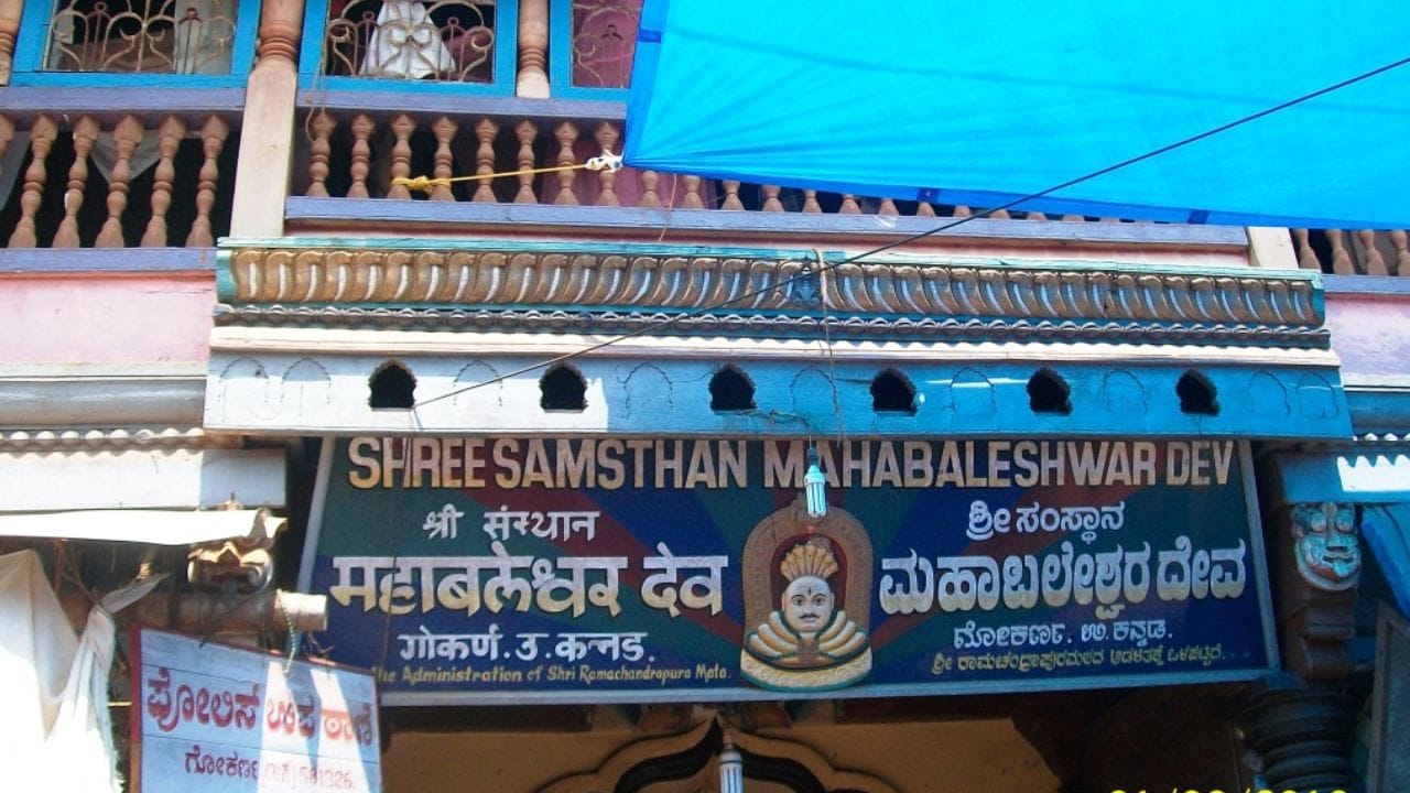 ತಪಸ್ಸು ಮಾಡಿ ರಾವಣನು ಶಿವನಿಂದ ಪಡೆದ ಆತ್ಮಲಿಂಗ ಇರುವ ಸ್ಥಳವಾಗಿರೋ ಗೋಕರ್ಣ ಶ್ರೀ ಮಹಾಬಲೆಶ್ವರ ದೇಗುಲ, ಕಲ್ಲಿನ ಶಿಖರಗಳಿಂದಲೇ ಗಮನ ಸೆಳೆಯುವ ಯಾಣ, ಐತಿಹಾಸಿಕ ಪ್ರಸಿದ್ಧಿ ಪಡೆದಿರುವ ಧಾರೇಶ್ವರದ ಶಿವ ದೇಗುಲ, ಮಹಾಲಸಾ ನಾರಾಯಣಿ ದೇವಸ್ಥಾನ ಸೇರಿ ಹತ್ತು ಹಲವು ಧಾರ್ಮಿಕ ಕೇಂದ್ರಗಳು ಇಲ್ಲಿವೆ.