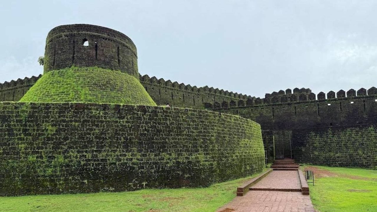 ಕುಮಟಾ ಪಟ್ಟಣದಿಂದ ಕೊಂಚವೇ ದೂರವಿರುವ ಮಿರ್ಜಾನ್ ಕೋಟೆ ಕೂಡ ತಾಲೂಕಿನ ಪ್ರಮುಖ ಪ್ರವಾಸಿ ಕ್ಷೇತ್ರಗಳಲ್ಲಿ ಒಂದು. ಸುಮಾರು 16ನೇ ಶತಮಾನಕ್ಕೆ ಸೇರಿದ ಭವ್ಯವಾದ ಕೋಟೆಯು ಮಳೆಗಾಲದ ವೇಳೆ ಪಾಚಿಗಳಿಂದ ಹಸಿರಿಗಾಗಿ ಕಂಗೊಳಿಸುವ ಕಾರಣ, ಆ ವೇಳೆ ಬರುವ ಪ್ರವಾಸಿಗರ ಸಂಖ್ಯೆ ಹೆಚ್ಚು. ರಾಷ್ಟ್ರೀಯ ಹೆದ್ದಾರಿಯ ಕೂಗಳತೆ ದೂರದಲ್ಲೇ ಈ ಕೋಟೆ ಇದೆ.