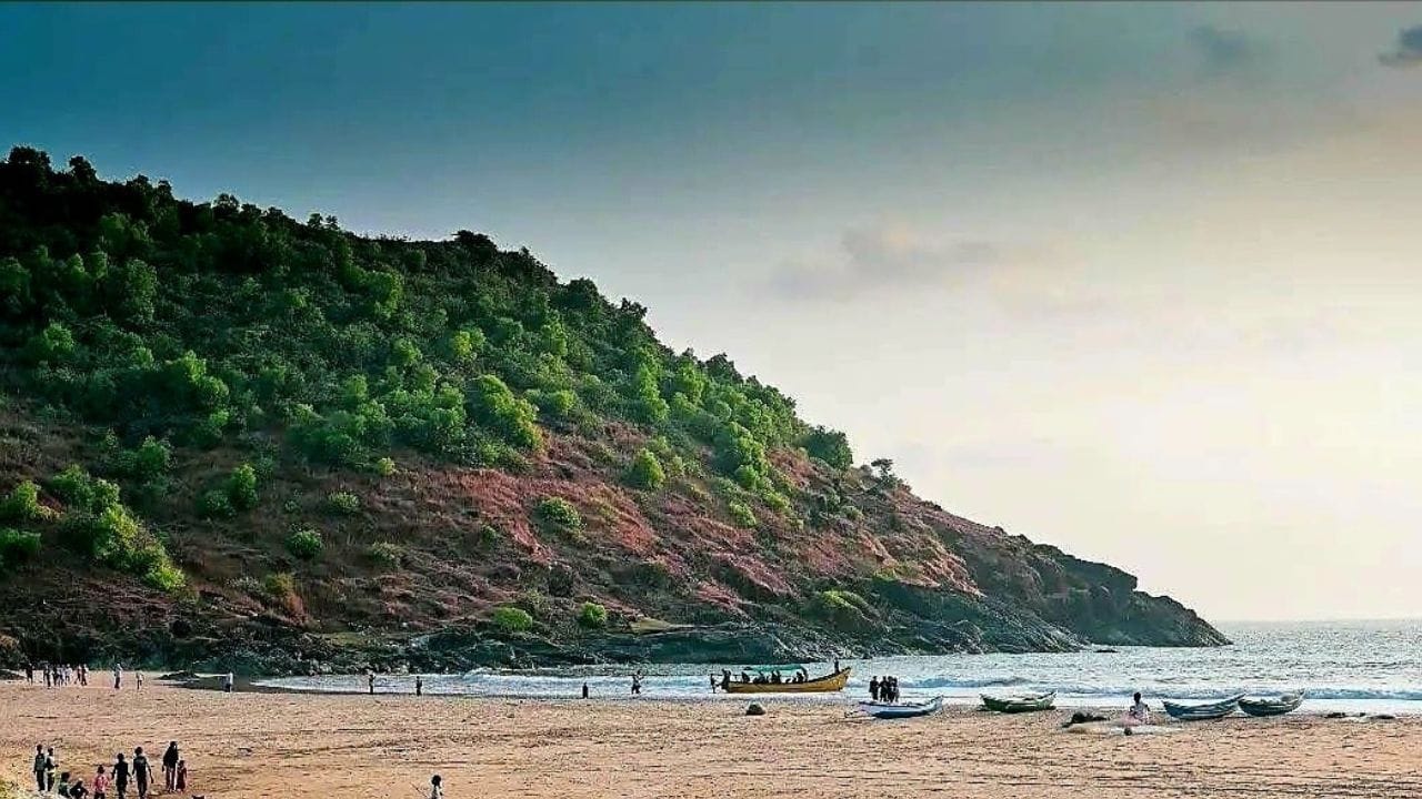 ಕುಮಟಾವು ಅನೇಕ ಸುಂದರ ಸಮುದ್ರ ತೀರಗಳನ್ನು ಹೊಂದಿದೆ. ಅವುಗಳಲ್ಲಿ ಪ್ರಮುಖವಾದವು ವನ್ನಳ್ಳಿ ಮತ್ತು ಕಡ್ಲೆ ಬೀಚ್. ವನ್ನಳ್ಳಿ ಕಡಲತೀರ ಶಾಂತವಾದ ಪರಿಸರಕ್ಕೆ ಹೆಸರುವಾಸಿಯಾದ್ರೆ, ಕಡ್ಲೆ ಸಮುದ್ರ ತೀರ ಸೂರ್ಯಾಸ್ತ ವೀಕ್ಷಣೆಗೆ ಪ್ರಸಿದ್ಧಿ ಪಡೆದಿದೆ. ಇತ್ತೀಚೆಗೆ ಜೂ. ಎನ್ಟಿಆರ್ ಮತ್ತು ಪ್ರಶಾಂತ್ ನೀಲ್ ಅವರ ಸಿನಿಮಾದ ಚಿತ್ರೀಕರಣ ನಡೆದಿರುವ ರಾಮನಗಿಂಡಿ ಬೀಚ್ ಕೂಡ ಒಂದು ಉತ್ತಮ ಪ್ರವಾಸಿ ಸ್ಥಳ.