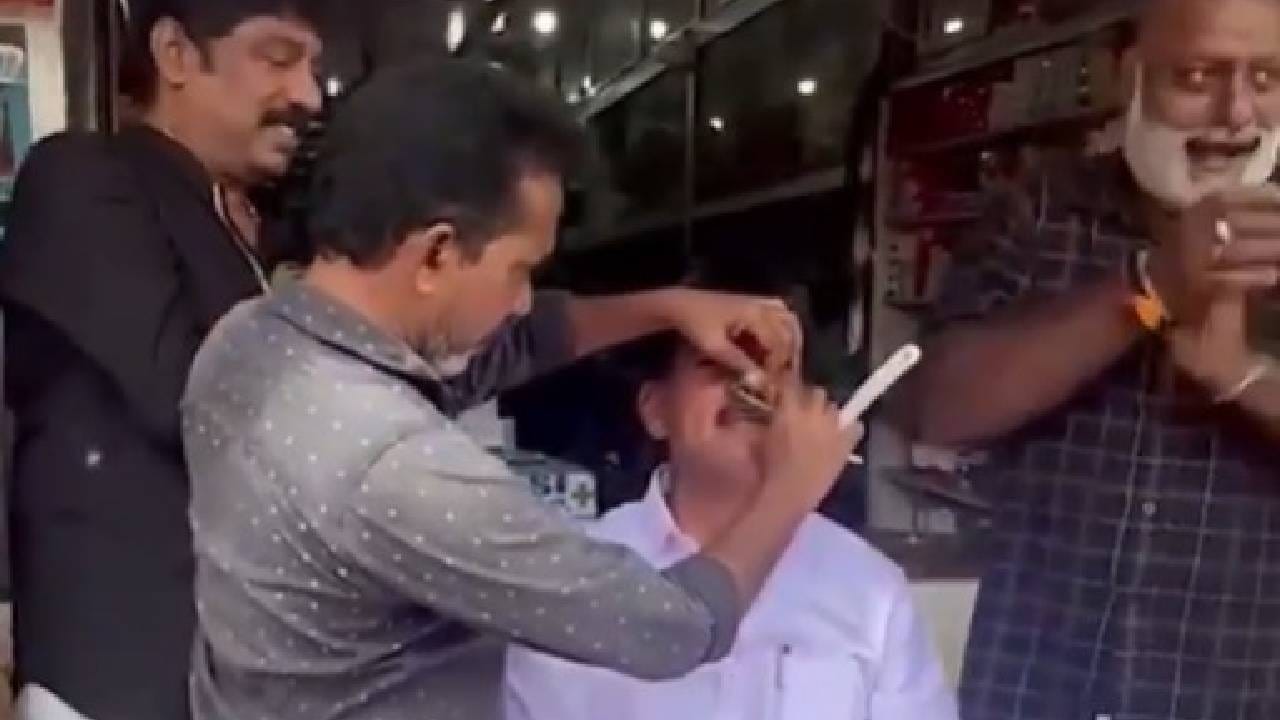 Video: ಕೇರಳ ಸ್ಥಳೀಯ ಸಂಸ್ಥೆಗಳ ಚುನಾವಣೆಯಲ್ಲಿ ಸೋತಿದ್ದಕ್ಕೆ ಮೀಸೆ ಬೋಳಿಸಿಕೊಂಡ ಎಲ್ಡಿಎಫ್ ಕಾರ್ಯಕರ್ತ Video: ಕೇರಳ ಸ್ಥಳೀಯ ಸಂಸ್ಥೆಗಳ ಚುನಾವಣೆಯಲ್ಲಿ ಸೋತಿದ್ದಕ್ಕೆ ಮೀಸೆ ಬೋಳಿಸಿಕೊಂಡ ಎಲ್ಡಿಎಫ್ ಕಾರ್ಯಕರ್ತ