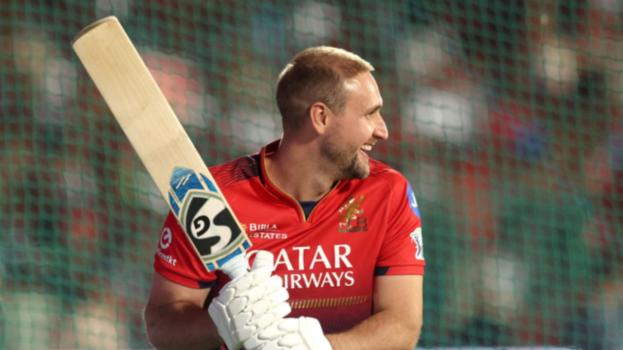 ಐಪಿಎಲ್ನಲ್ಲಿ 49 ಪಂದ್ಯಗಳನ್ನು ಆಡಿರುವ ಲಿವಿಂಗ್ಸ್ಟೋನ್ 26.27 ರ ಸರಾಸರಿಯಲ್ಲಿ 1051 ರನ್ ಗಳಿಸಿದ್ದಾರೆ. ಇದರಲ್ಲಿ ಏಳು ಅರ್ಧಶತಕಗಳು ಸೇರಿವೆ. ಲಿವಿಂಗ್ಸ್ಟೋನ್ ಬಿಗ್ ಬ್ಯಾಷ್ ಲೀಗ್, ಟಿ 20 ಬ್ಲಾಸ್ಟ್, ಪುರುಷರ ಹಂಡ್ರೆಂಡ್, ಪಿಎಸ್ಎಲ್ ಮತ್ತು ಎಸ್ಎ 20 ಲೀಗ್ನಲ್ಲೂ ಆಡಿದ್ದಾರೆ.