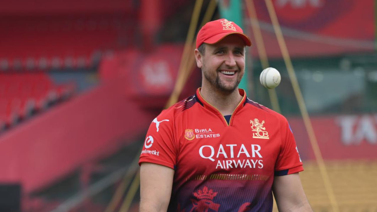 ಇಂಗ್ಲೆಂಡ್ನ ಸ್ಫೋಟಕ ಬ್ಯಾಟ್ಸ್ಮನ್ ಲಿಯಾಮ್ ಲಿವಿಂಗ್ಸ್ಟೋನ್ ಐಪಿಎಲ್ 2026 ರ ಹರಾಜಿನಲ್ಲಿ ಭಾರಿ ಮೊತ್ತಕ್ಕೆ ಖರೀದಿಯಾಗಿದ್ದಾರೆ. ಲಿವಿಂಗ್ಸ್ಟೋನ್ ಅವರನ್ನು ಸನ್ರೈಸರ್ಸ್ ಹೈದರಾಬಾದ್ ತಂಡ 13 ಕೋಟಿ ರೂ. ನೀಡಿ ಖರೀದಿಸಿದೆ. ಅಚ್ಚರಿಯೆಂದರೆ ಮೊದಲ ಸುತ್ತಿನಲ್ಲಿ ಯಾರೂ ಖರೀದಿಸಿದ ಲಿವಿಂಗ್ಸ್ಟೋನ್ ಎರಡನೇ ಸುತ್ತಿನಲ್ಲಿ ಭಾರಿ ಮೊತ್ತಕ್ಕೆ ಬಿಕರಿಯಾದರು.