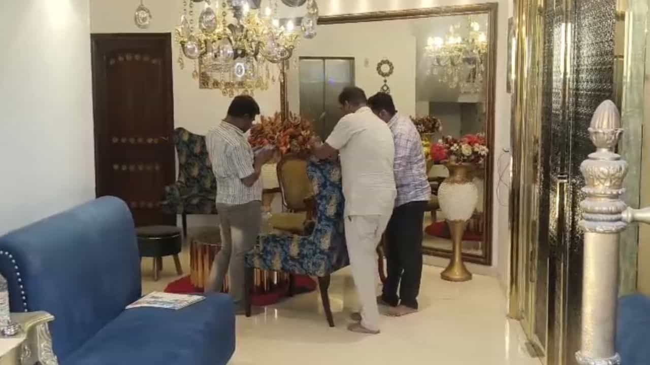 ಲೋಕಾಯುಕ್ತ ದಾಳಿ ವೇಳೆ ಸಚಿವ ಜಮೀರ್ ಆಪ್ತ ಕಾರ್ಯದರ್ಶಿ ಮನೆಯಲ್ಲಿ ಕೋಟಿ ಕೋಟಿ ಮೌಲ್ಯದ ಆಸ್ತಿ ಪತ್ತೆ ಲೋಕಾಯುಕ್ತ ದಾಳಿ ವೇಳೆ ಸಚಿವ ಜಮೀರ್ ಆಪ್ತ ಕಾರ್ಯದರ್ಶಿ ಮನೆಯಲ್ಲಿ ಕೋಟಿ ಕೋಟಿ ಮೌಲ್ಯದ ಆಸ್ತಿ ಪತ್ತೆ