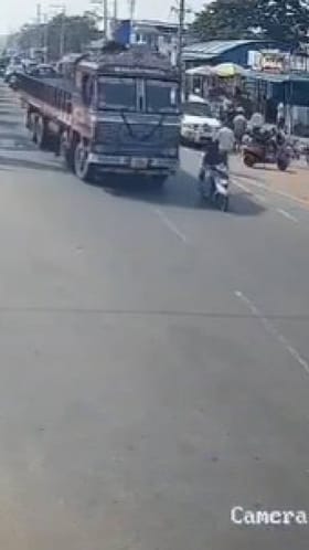 ವೇಗವಾಗಿ ಬಂದು ಬೈಕ್ ಸವಾರನ ಮೇಲೆ ಹರಿದ ಲಾರಿ