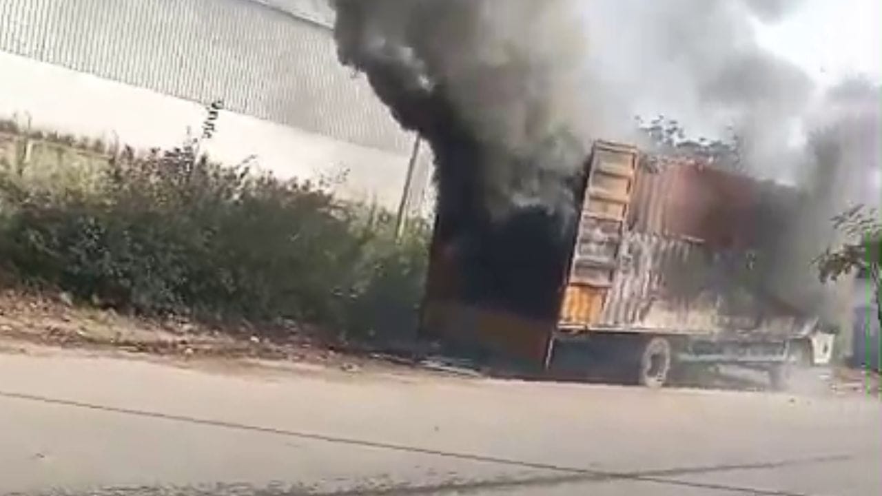 ಬಳ್ಳಾರಿ: ಹೊತ್ತಿ ಉರಿದ ಲಾರಿ, 40 ಯಮಹಾ ಬೈಕ್​ಗಳು ಭಸ್ಮ