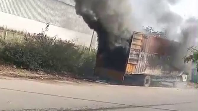 ಬಳ್ಳಾರಿ: ಹೊತ್ತಿ ಉರಿದ ಲಾರಿ, 40 ಯಮಹಾ ಬೈಕ್​ಗಳು ಭಸ್ಮ