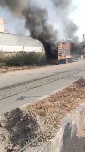 ಆಕಸ್ಮಿಕ ಬೆಂಕಿ ತಗುಲಿ ಹೊತ್ತಿಯುರಿದ ಲಾರಿ