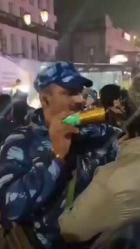 ಜೋರಾಗಿ ಪೀಪಿ ಊದಿ ತೊಂದರೆ ಕೊಡುತ್ತಿದ್ದ ಯುವಕನಿಗೆ ಪೊಲೀಸ್ ಮಾಡಿದ್ದೇನು?