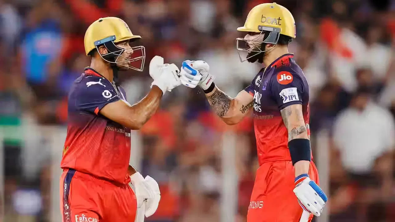 ಅಂದಹಾಗೆ ಕಳೆದ ಬಾರಿ ಕೂಡ ಮಯಾಂಕ್ ಅಗರ್ವಾಲ್ ಅನ್​ಸೋಲ್ಡ್ ಆಗಿದ್ದರು. ಇದಾಗ್ಯೂ ದೇವದತ್ ಪಡಿಕ್ಕಲ್ ಗಾಯಗೊಂಡಾಗ ಆರ್​ಸಿಬಿ ತಂಡಕ್ಕೆ ಬದಲಿ ಆಟಗಾರನಾಗಿ ಎಂಟ್ರಿ ಕೊಟ್ಟಿದ್ದ ಮಯಾಂಕ್ 4 ಮ್ಯಾಚ್​ಗಳಲ್ಲಿ 95 ರನ್​ ಬಾರಿಸಿದ್ದರು. ಈ ಮೂಲಕ ಆರ್​ಸಿಬಿ ತಂಡ ಚಾಂಪಿಯನ್ ಪಟ್ಟಕ್ಕೇರುವಲ್ಲಿ ತಮ್ಮದೆಯಾದ ಕೊಡುಗೆ ನೀಡಿದ್ದರು. ಇದಾಗ್ಯೂ ಈ ಬಾರಿ ಯಾವುದೇ ಫ್ರಾಂಚೈಸಿ ಅನುಭವಿ ಆಟಗಾರನನ್ನು ಖರೀದಿಸದೇ ಇರುವುದು ಅಚ್ಚರಿಯೇ ಸರಿ.