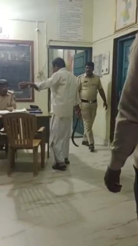 ಮಚ್ಚು ಹಿಡಿದು ಪೊಲೀಸ್​ ಠಾಣೆಗೆ ಬಂದ ವ್ಯಕ್ತಿ