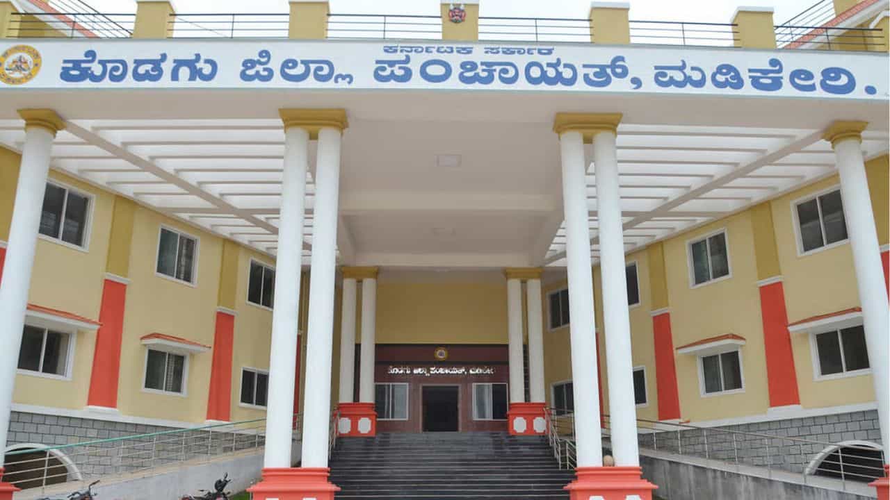ಕೊಡಗು: ನೌಕರರಿಲ್ಲದೆ ಸರ್ಕಾರಿ ಕಚೇರಿಗಳು ಭಣ ಭಣ; ಶೇ.80ರಷ್ಟು ಹುದ್ದೆಗಳು ಖಾಲಿ! ಕೊಡಗು: ನೌಕರರಿಲ್ಲದೆ ಸರ್ಕಾರಿ ಕಚೇರಿಗಳು ಭಣ ಭಣ; ಶೇ.80ರಷ್ಟು ಹುದ್ದೆಗಳು ಖಾಲಿ!