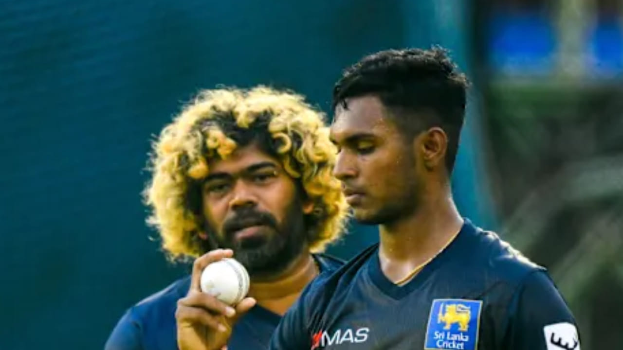 ಶ್ರೀಲಂಕಾ ಕ್ರಿಕೆಟ್ ಮಂಡಳಿಯು ಮಾಜಿ ವೇಗದ ಬೌಲರ್ ಲಸಿತ್ ಮಾಲಿಂಗ ಅವರನ್ನು ರಾಷ್ಟ್ರೀಯ ತಂಡದ ವೇಗದ ಬೌಲಿಂಗ್ ಸಲಹೆಗಾರರನ್ನಾಗಿ ನೇಮಿಸಿದೆ. ಈ ನೇಮಕಾತಿ ಡಿಸೆಂಬರ್ 15, 2025 ರಿಂದ ಜನವರಿ 25, 2026 ರವರೆಗೆ ಸೀಮಿತ ಅವಧಿಗೆ ಇರುತ್ತದೆ. ಫೆಬ್ರವರಿಯಲ್ಲಿ ಪ್ರಾರಂಭವಾಗುವ ಟಿ20 ವಿಶ್ವಕಪ್ಗೆ ತಂಡದ ವೇಗದ ಬೌಲರ್ಗಳನ್ನು ಸಿದ್ಧಪಡಿಸುವುದು ಮಾಲಿಂಗ ಅವರ ಪಾತ್ರ.