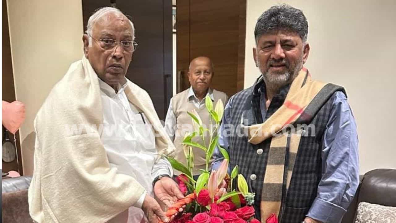 ಕಾಂಗ್ರೆಸ್ ಬಾವುಟ ಕಟ್ಟಿದ್ದೇನೆ, ಕಸ ಗುಡಿಸಿದ್ದೇನೆ, ಸುಮ್ನೆ ಭಾಷಣ ಮಾಡಿ ಹೋಗಿಲ್ಲ: ಖರ್ಗೆ ನಿವಾಸದ ಎದುರೇ ಡಿಕೆಶಿ ಖಡಕ್ ಮಾತು ಕಾಂಗ್ರೆಸ್ ಬಾವುಟ ಕಟ್ಟಿದ್ದೇನೆ, ಕಸ ಗುಡಿಸಿದ್ದೇನೆ, ಸುಮ್ನೆ ಭಾಷಣ ಮಾಡಿ ಹೋಗಿಲ್ಲ: ಖರ್ಗೆ ನಿವಾಸದ ಎದುರೇ ಡಿಕೆಶಿ ಖಡಕ್ ಮಾತು
