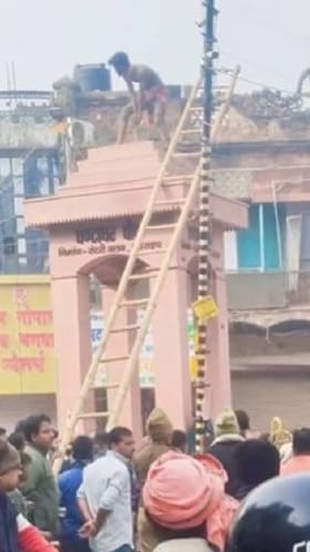 ಘಂಟಾಘರ್ ಚೌಕಿಯ ಮೇಲಿಂದ ವ್ಯಕ್ತಿಯನ್ನು ಕೆಳಗೆ ತಳ್ಳಿದ ಮಾನಸಿಕ ಅಸ್ವಸ್ಥ