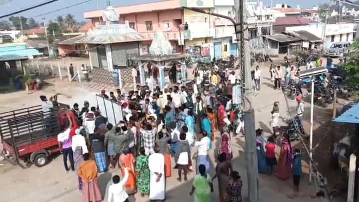 Mandya: ಜಾಗದ ವಿಚಾರಕ್ಕೆ ಸಮುದಾಯಗಳ ನಡುವೆ ಗಲಾಟೆ; ಅಷ್ಟಕ್ಕೂ ಆಗಿದ್ದೇನು? Mandya: ಜಾಗದ ವಿಚಾರಕ್ಕೆ ಸಮುದಾಯಗಳ ನಡುವೆ ಗಲಾಟೆ; ಅಷ್ಟಕ್ಕೂ ಆಗಿದ್ದೇನು?
