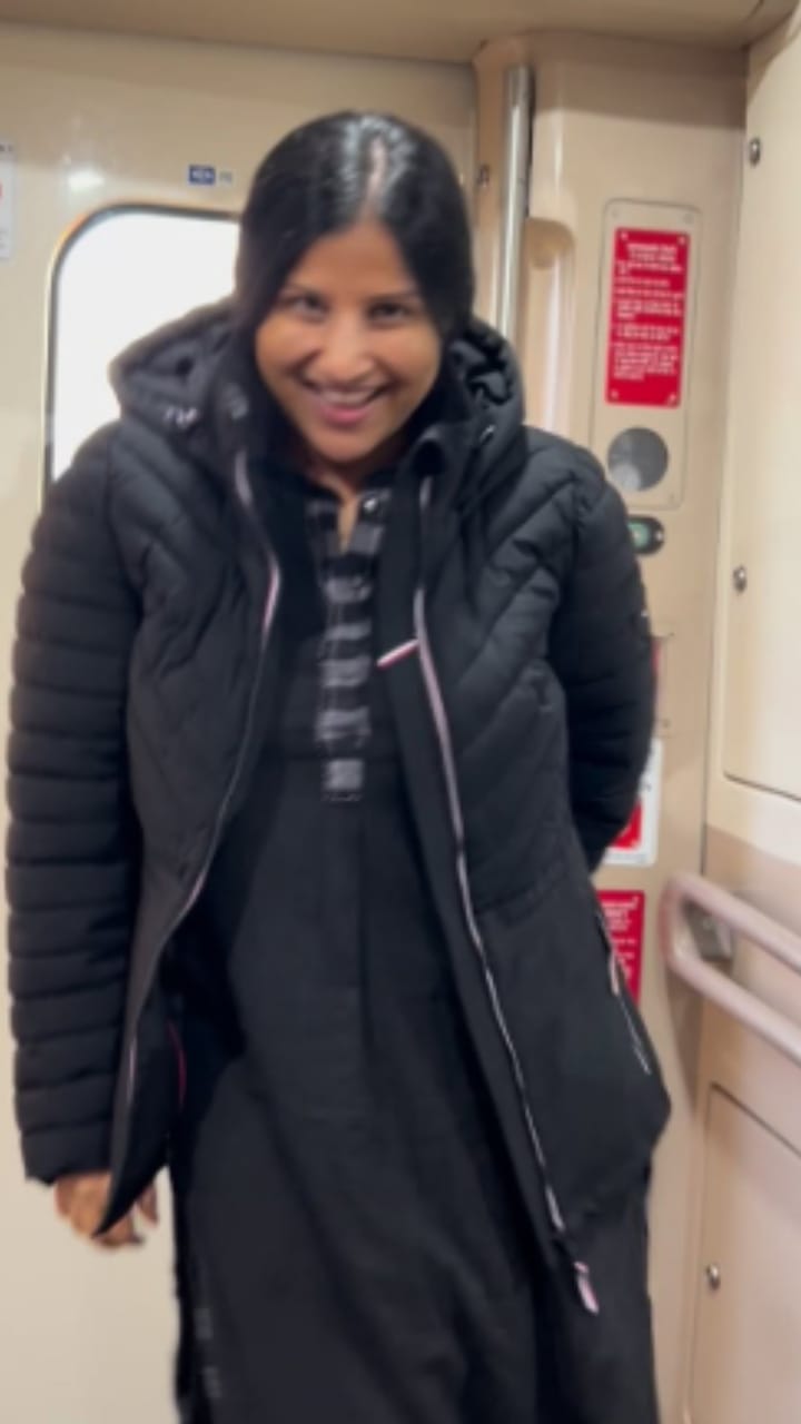 ವಂದೇ ಭಾರತ್ ರೈಲು ಕಂಡ ಖುಷಿಯಲ್ಲಿ ಮಂಗ್ಲಿ ಹಾಡು