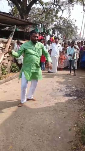 ಮದುವೆ ಮೆರವಣಿಗೆಯಲ್ಲಿ ಸದ್ದು ಮಾಡಿದ ಬಂದೂಕು