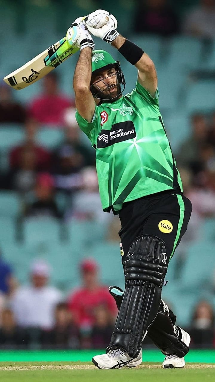 ಮ್ಯಾಕ್ಸ್​ವೆಲ್ ಸಿಡಿಸಿದ ಸಿಕ್ಸ್ ಸ್ಟೇಡಿಯಂನಿಂದ ಹೊರಕ್ಕೆ..!