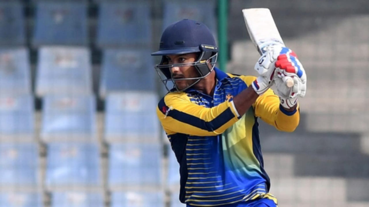 ದೇವದತ್ ಮಾತ್ರವಲ್ಲದೆ ನಾಯಕ ಮಯಾಂಕ್ ಕೂಡ 54 ರನ್​ಗಳ ಇನ್ನಿಂಗ್ಸ್ ಆಡಿದರು. ತಮ್ಮ ಇನ್ನಿಂಗ್ಸ್​ನಲ್ಲಿ ಕೇವಲ 34 ಎಸೆತಗಳನ್ನು ಎದುರಿಸಿದ ಮಯಾಂಕ್ 10 ಬೌಂಡರಿ ಕೂಡ ಬಾರಿಸಿದರು. ಇವರಿಬ್ಬರ ಈ ಜೊತೆಯಾಟದಿಂದಾಗಿ ಕರ್ನಾಟಕ ತಂಡ ಬೃಹತ್ ಗುರಿಯನ್ನು ಬೆನ್ನಟ್ಟುವತ್ತ ಹೆಜ್ಜೆ ಇಟ್ಟಿದೆ. ಈ ಸುದ್ದಿ ಬರೆಯುವ ಹೊತ್ತಿಗೆ ಕರ್ನಾಟಕ ತಂಡಕ್ಕೆ 42 ಎಸೆತಗಳಲ್ಲಿ 63 ರನ್ ಬೇಕಿದೆ.
