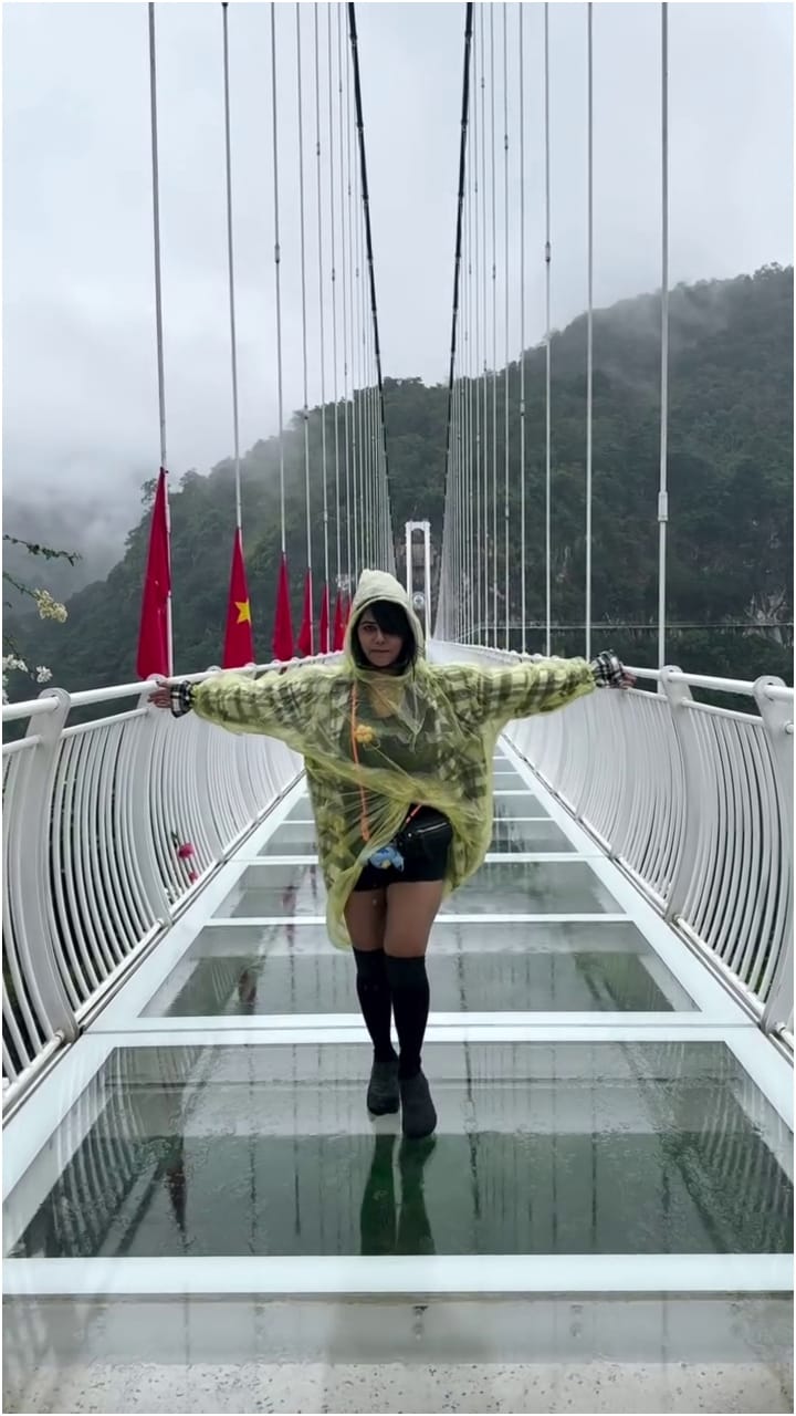 ಗಾಜಿನ ಸೇತುವೆ ಮೇಲೆ ಕುಣಿದಾಡಿದ ಮಯೂರಿ