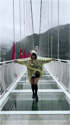 ಗಾಜಿನ ಸೇತುವೆ ಮೇಲೆ ಕುಣಿದಾಡಿದ ಮಯೂರಿ