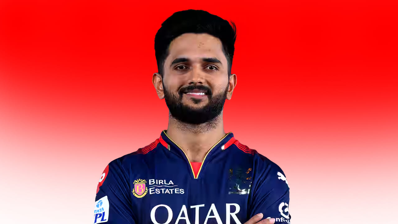 ಮನೋಜ್ ಭಾಂಡಗೆ: ಐಪಿಎಲ್ 2025 ರಲ್ಲಿ ರಾಯಲ್ ಚಾಲೆಂಜರ್ಸ್ ಬೆಂಗಳೂರು ತಂಡದಲ್ಲಿ ಕಾಣಿಸಿಕೊಂಡಿದ್ದ ಯುವ ಆಲ್​ರೌಂಡರ್ ಮನೋಜ್ ಭಾಂಡಗೆ ಅವರು ಈ ಬಾರಿ 30 ಲಕ್ಷ ರೂ. ಮೂಲ ಬೆಲೆಯೊಂದಿಗೆ ಹರಾಜಿನಲ್ಲಿ ಕಾಣಿಸಿಕೊಂಡಿದ್ದರು. ಇದಾಗ್ಯೂ ಅವರ ಖರೀದಿಗೆ ಯಾವುದೇ ಫ್ರಾಂಚೈಸಿ ಮುಂದೆ ಬರಲಿಲ್ಲ.