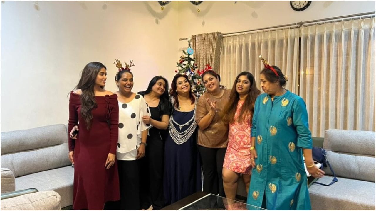 ನಟಿ ಮೇಘನಾ ರಾಜ್ ಅವರು ಖುಷಿಯಿಂದ ಕ್ರಿಸ್​​ಮಸ್ ಹಬ್ಬ ಆಚರಿಸಿದ್ದಾರೆ. ಅವರು ಕ್ರಿಸ್​​ಮಸ್ ಗಿಡವನ್ನು ಮಾಡಿ ಅದನ್ನು ಬೆಳಕಿನಿಂದ ಅಲಂಕರಿಸಿದ್ದಾರೆ. ಇಷ್ಟೇ ಅಲ್ಲ, ಎಲ್ಲರನ್ನೂ ಕರೆದು ಅವರು ಖುಷಿಯನ್ನು ಮತ್ತಷ್ಟು ಹೆಚ್ಚಿಸಿದ್ದಾರೆ. 