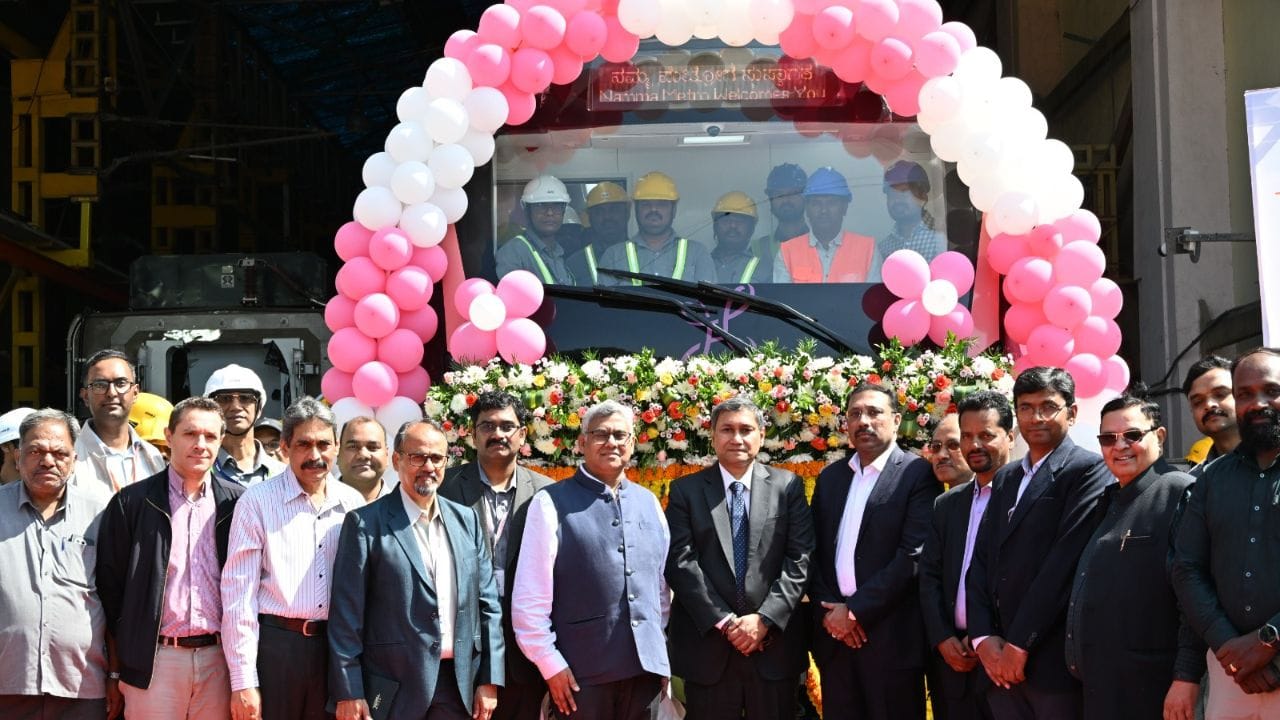 ನಮ್ಮ ಮೆಟ್ರೋದ ಬಹು ನಿರೀಕ್ಷಿತ ಯೋಜನೆಗಳಲ್ಲೊಂದಾದ ಪಿಂಕ್​​ ಲೈನ್​​ನಲ್ಲಿ ಸಂಚಾರ ಮಾಡಲಿರುವ ಚಾಲಕ ರಹಿತ ಮೊದಲ ರೈಲನ್ನು ಬಿಇಎಂಎಲ್ ಬಿಡುಗಡೆ ಮಾಡಿದೆ. ಡಿಸೆಂಬರ್ 15 ಅಥವಾ 16ಕ್ಕೆ ಬಿಎಂಆರ್ಸಿಎಲ್​​ನ ಕೊತ್ತನೂರು ಡಿಪೋವನ್ನು ಹೊಸ ರೈಲು ತಲುಪಲಿದೆ.