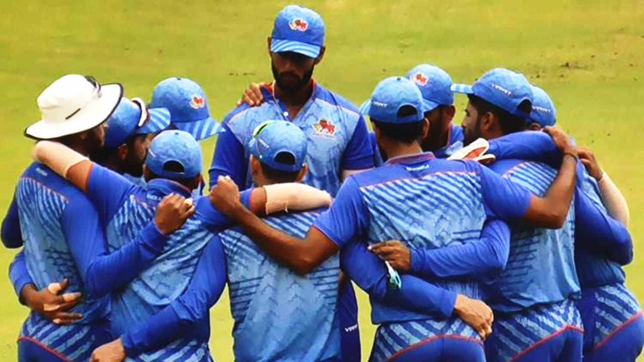 ವಿಜಯ ಹಝಾರೆ ಟೂರ್ನಿಗೆ ಮುಂಬೈ ತಂಡ: ರೋಹಿತ್ ಶರ್ಮಾ (ಎರಡು ಪಂದ್ಯಗಳಿಗೆ), ಶಾರ್ದೂಲ್ ಠಾಕೂರ್ (ನಾಯಕ), ಹಾರ್ದಿಕ್ ತಮೋರ್ (ವಿಕೆಟ್ ಕೀಪರ್), ಇಶಾನ್ ಮುಲ್ಚಂದಾನಿ, ಶಮ್ಸ್ ಮುಲಾನಿ, ಮುಶೀರ್ ಖಾನ್, ತನುಷ್ ಕೋಟ್ಯಾನ್, ಅಂಗ್‌ಕ್ರಿಶ್ ರಘುವಂಶಿ, ತುಷಾರ್ ದೇಶಪಾಂಡೆ, ಸರ್ಫರಾಝ್ ಖಾನ್, ಓಂಕಾರ್ ತರ್ಮಲೆ, ಸಿದ್ದೇಶ್ ಲಾಡ್, ಸಿಲ್ವಸ್ಟರ್ ಡಿಸೋಝ, ಚಿನ್ಮಯ್ ಸುತಾರೆ, ಸಾಯಿರಾಜ್ ಪಾಟೀಲ್, ಆಕಾಶ್ ಆನಂದ್ (ವಿಕೆಟ್ ಕೀಪರ್), ಸೂರ್ಯನಾಶ್ ಶೆಡ್ಗೆ.