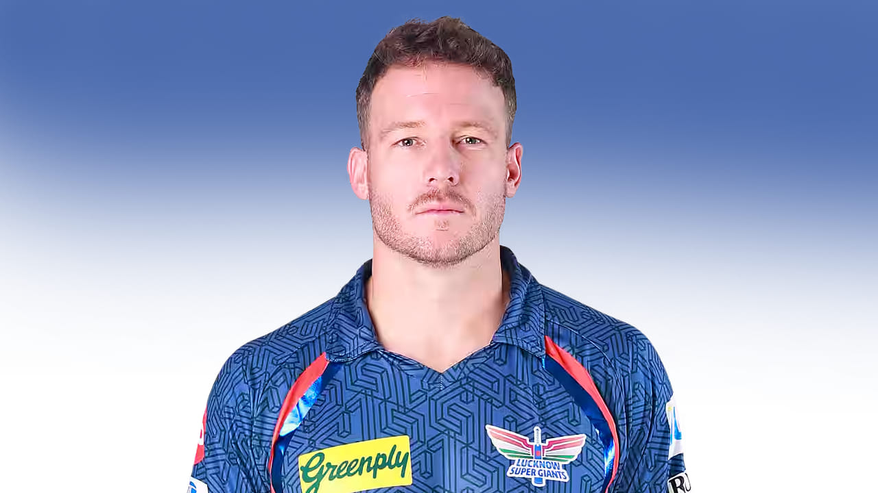 ಡೇವಿಡ್ ಮಿಲ್ಲರ್: ಸೌತ್ ಆಫ್ರಿಕಾ ತಂಡದ ಸ್ಫೋಟಕ ದಾಂಡಿಗ ಡೇವಿಡ್ ಮಿಲ್ಲರ್ ಐಪಿಎಲ್ 2025 ರಲ್ಲಿ ಲಕ್ನೋ ಸೂಪರ್ ಜೈಂಟ್ಸ್ ತಂಡದ ಪರ ಕಣಕ್ಕಿಳಿದಿದ್ದರು. ಈ ಬಾರಿ 2 ಕೋಟಿ ರೂ. ಆಕ್ಷನ್ ಪ್ರೈಸ್ ಘೋಷಿಸಿದ್ದ ಮಿಲ್ಲರ್ ಅವರನ್ನು ಡೆಲ್ಲಿ ಕ್ಯಾಪಿಟಲ್ಸ್ ಫ್ರಾಂಚೈಸಿ ಮೂಲ ಬೆಲೆಗೆ ಖರೀದಿಸಿದೆ.