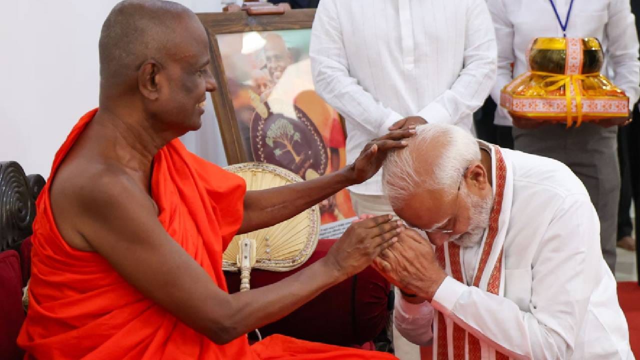 ಶ್ರೀಲಂಕಾದಿಂದ ಹೊರಡುವ ಮೊದಲು, ಪ್ರಧಾನಿ ನರೇಂದ್ರ ಮೋದಿ ಅವರು ಐತಿಹಾಸಿಕ ನಗರವಾದ ಅನುರಾಧಪುರದಲ್ಲಿರುವ ಜೈ ಶ್ರೀ ಮಹಾಬೋಧಿ ದೇವಾಲಯಕ್ಕೆ ಭೇಟಿ ನೀಡಿದರು. ಶ್ರೀಲಂಕಾದ ಅಧ್ಯಕ್ಷ ಅನುರ ಕುಮಾರ ದಿಸಾನಾಯಕೆ ಅವರು ಪ್ರಧಾನಿ ಮೋದಿ ಅವರೊಂದಿಗೆ ಹಾಜರಿದ್ದರು. ಅನುರಾಧಪುರಕ್ಕೆ ಭೇಟಿ ನೀಡಿದ ಸಂದರ್ಭದಲ್ಲಿ, ಶ್ರೀಲಂಕಾದ ಅಧ್ಯಕ್ಷ ಅನುರ ಕುಮಾರ ದಿಸಾನಾಯಕೆ ಅವರು ಮೋದಿ ಅವರೊಂದಿಗೆ ಪಾಲ್ಗೊಂಡಿದ್ದರು. ಈ ಸಂದರ್ಭದಲ್ಲಿ, ಪ್ರಧಾನಿ ಮೋದಿ ಬೌದ್ಧ ಅನುಯಾಯಿಗಳು ಮತ್ತು ಧಾರ್ಮಿಕ ಮುಖಂಡರೊಂದಿಗೆ ಫೋಟೋ ಶೂಟ್ ಕೂಡ ಮಾಡಿಸಿಕೊಂಡರು.
