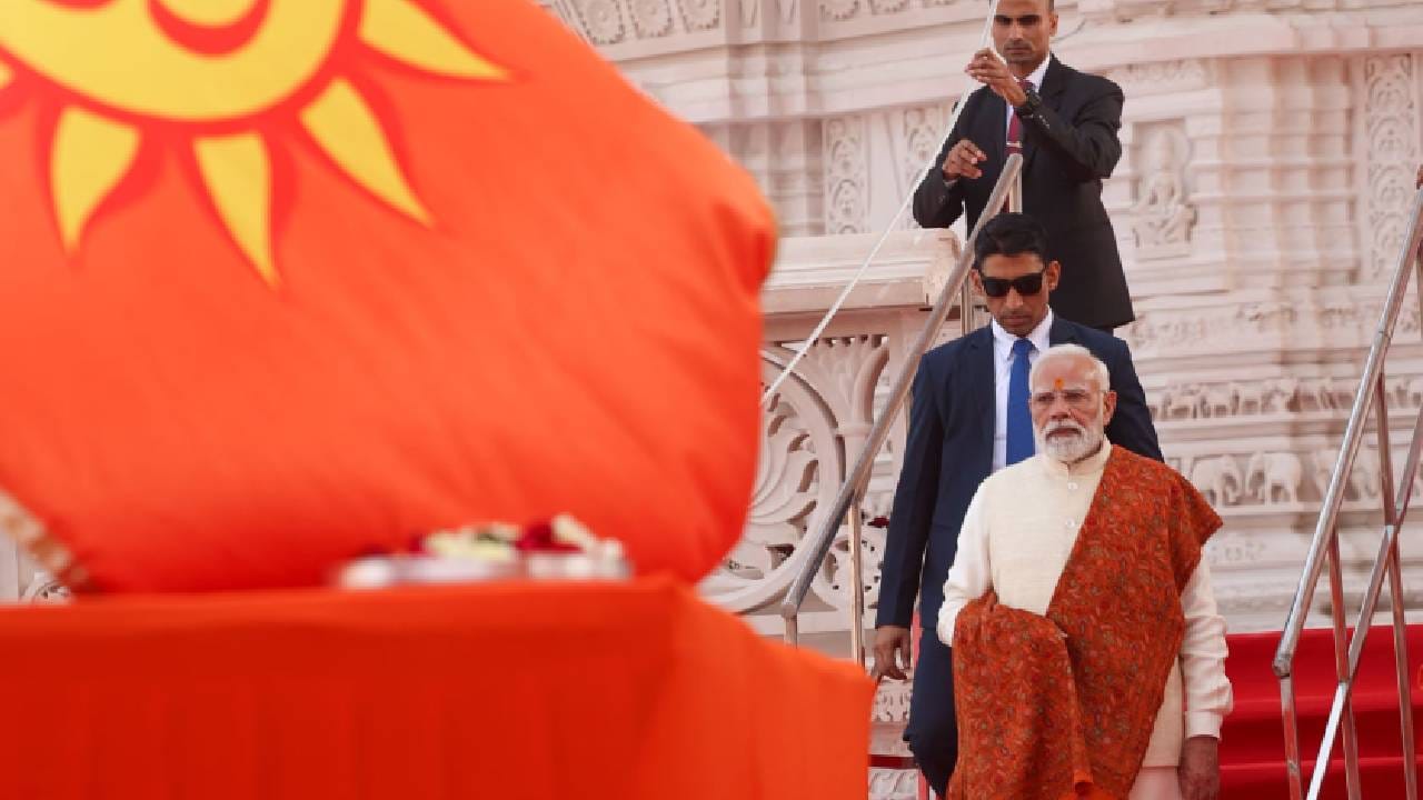 ರಾಮ ಜನ್ಮ ಭೂಮಿ ಅಯೋಧ್ಯೆ ಮತ್ತೊಂದು ಈ ವರ್ಷ ಐತಿಹಾಸಿಕ ಕ್ಷಣಕ್ಕೆ ಸಾಕ್ಷಿಯಾಗಿತ್ತು. ಪ್ರಧಾನಿ ನರೇಂದ್ರ ಮೋದಿಯವರು ನೂತನವಾಗಿ ನಿರ್ಮಿಸಲಾದ ಶ್ರೀರಾಮ ಜನ್ಮಭೂಮಿ ದೇವಾಲಯದ 161 ಅಡಿ ಎತ್ತರದ ಸ್ವರ್ಣ ಶಿಖರದ ಮೇಲೆ ವಿಧ್ಯುಕ್ತವಾಗಿ ಕೇಸರಿ ಧರ್ಮ ಧ್ವಜವನ್ನು ಅನಾವರಣಗೊಳಿಸಿದ್ದರು. ಈ ಸಂದರ್ಭದಲ್ಲಿ ಶಂಖಗಳು ಮೊಳಗಿದವು, ದೇವಾಲಯದ ಗಂಟೆಗಳು ಬಾರಿಸಿದವು ಮತ್ತು ಸಾವಿರಾರು ಭಕ್ತರು ಭಜನೆಗಳನ್ನು ಹಾಡಿದರು. ಈ ಘಳಿಗೆಯನ್ನು ಶತಮಾನಗಳ ಗಾಯಗಳು ಮತ್ತು ನೋವು ಇಂದು ವಾಸಿಯಾಗುತ್ತಿವೆ ಎಂದು ಮೋದಿ ಬಣ್ಣಿಸಿದ್ದಾರೆ.
