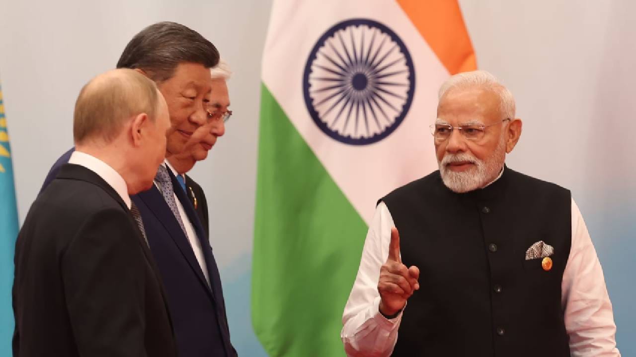 ಪ್ರಧಾನಿ ನರೇಂದ್ರ ಮೋದಿ ಮುಂದಿನ ವಾರ ಟಿಯಾಂಜಿನ್‌ನಲ್ಲಿ ನಡೆದ ಶಾಂಘೈ ಸಹಕಾರ ಸಂಸ್ಥೆ (SCO) ಶೃಂಗಸಭೆಯಲ್ಲಿ ಭಾಗವಹಿಸಲು ಚೀನಾಕ್ಕೆ ಪ್ರಯಾಣಿಸಿದ್ದರು. ಇದು ಏಳು ವರ್ಷಗಳ ನಂತರ ಅವರ ಮೊದಲ ಭೇಟಿಯಾಗಿತ್ತು. ಅಧ್ಯಕ್ಷ ಷಿ ಜಿನ್‌ಪಿಂಗ್ ಆಯೋಜಿಸಿರುವ ಈ ಸಭೆಯು ಜಾಗತಿಕ ದಕ್ಷಿಣ ಒಗ್ಗಟ್ಟನ್ನು ಪ್ರದರ್ಶಿಸುತ್ತದೆ. ವೇದಿಕೆಯಲ್ಲಿ ಜಿನ್​ಪಿಂಗ್ , ಪುಟಿನ್ ಹಾಗೂ ಮೋದಿ ಇದ್ದರು.
